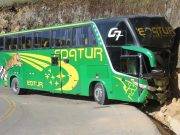 Bus interprovincial choca contra cerro en Carretera Central y deja 33 heridos