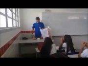 Profesor no recibía su sueldo hace dos meses pero sus alumnos le dieron una hermosa sorpresa (VIDEO)
