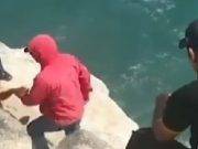 Barranca: Rescatan a joven que intentó suicidarse desde peñasco en playa Colorado