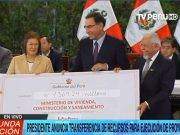 El presidente de la república entregó cheque simbólico a la alcaldesa Anita Kobayashi para la PTAR de Huaral