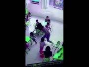 VIDEO: Una maestra de guardería le retira la silla a una niña cuando se estaba sentando