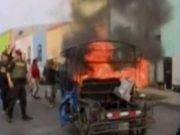 Vecinos queman mototaxi de delincuentes que arrastraron a embarazada