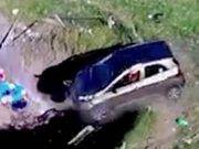 Chofer pierde el control de su auto y por poco aplasta a peatones
