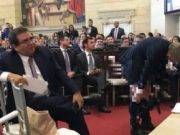 Senador mostró el trasero en plena ceremonia en el Congreso en Colombia