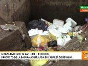 Av. 3 de Octubre sufre aniego por exceso de basura que se arroja a canal
