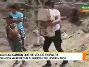 Policía indignado e impotente ante saqueo de un tráiler volcado en Palpa
