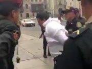 Golpean y enmarrocan a un alcalde arequipeño por protestar en Plaza Mayor de Lima