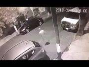 Hombre desnudo acosa y persigue a escolar en plena calle tocándose los genitales (VÍDEO)