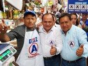 Caluroso recibimiento al candidato regional Marcial Palomino en Cañete.