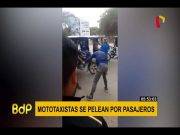 Dos mototaxistas se agarran a golpes por sus pasajeros (VIDEO)