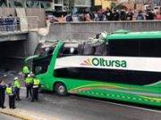 ¡Impactante! Bus de Oltursa choca con puente Villarán en Av. Arequipa