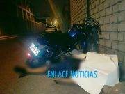 Motociclista pierde la vida al chocar su vehículo contra un poste