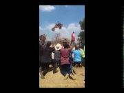 Facebook: ¿Captan a hombre flotando en ritual africano? Video deja en shock a todos