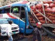 Choque entre bus y tráiler lleno de papa deja dos muertos y una veintena de heridos