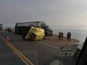 Trailer se voltea en la Variante de Pasamayo