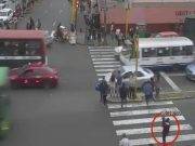 Bus atropella a mujer con bebé en brazos en la avenida Abancay