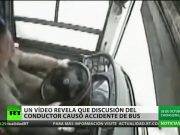 15 muertos: Un autobús cae a un río tras una pelea de película entre una pasajera y el chófer