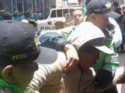 Comerciantes se enfrentan a la PNP por arresto de una persona con retraso mental (VÍDEO)