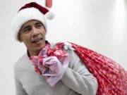 Obama entrega regalos a niños enfermos vestido con gorro de Papa Noel