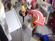 HUACHO: Cámaras de seguridad captan a sujeto que roba peluche de una tienda.