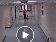 Despidieron a profesora que arrastró a un niño con autismo