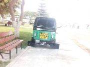 CAÑETE: Mototaxi estacionada en medio de la plaza de armas de Pueblo Nuevo de Conta.