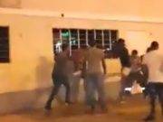 Venezolanos agreden a ciudadanos peruanos a las afueras de una iglesia en Barranca.