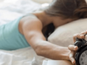 Las mujeres necesitan dormir más que los hombres porque sus cerebros trabajan más