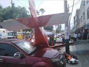 ¡Último minuto¡ Avioneta cae y se estrella contra un vehículo en plena avenida Tomás Marsano en Surco.