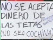 Claro y directo: «No se acepta dinero de las tetas (no sea cochina)», el peculiar letrero de una bodega