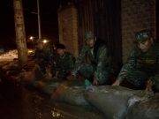 BARRANCA: Comando de las FF.AA. brindan ayuda a pobladores afectatos por las lluvias.