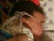 Detienen a madre por cruel broma de tirar agua mientras su bebé de 9 meses duerme