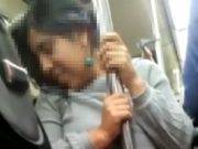 Facebook: joven pareja se deja llevar por la pasión mientras viajaban en el tren VIDEO