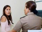 Madre desalmada castiga a sus hijos metiéndolos en tanque de agua junto a su perrito