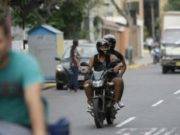 Ministro del Interior señala que es “exagerado” prohibir motos con dos personas