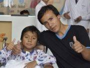 Niño recibe trasplante de hígado de su papá en primera operación de este tipo en San Borja.