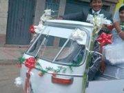 VIRAL: Pareja de recién casados cambian limusina por mototaxi al salir de iglesia