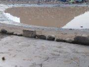 Buzón mal cerrado inunda viviendas colindantes y provoca malestar en los vecinos en Huaral.