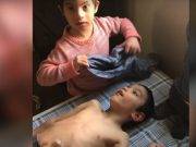 Él el Simon, un niño de 4 años que tiene síndrome de Down y ayuda a sus 3 hermanitos discapacitados