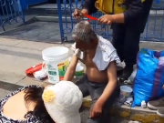 HUARAL: Bañan y le cambian de ropa a ‘Manuelito’, un gesto noble y de cariño para aplaudir.