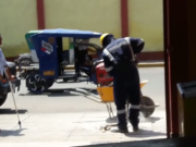 Cambian tapas de acero por tapas de plástico en las veredas de la provincia de Huaral ¿La OTASS quiere ahorrar?