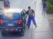 HUAURA: Con tal desparpajo, sujeto es captado por cámaras de seguridad sustrayendo celular de un auto