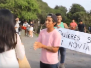 VIRAL: Joven se declara a chica en pleno Centro Cívico y recibe devastadora respuesta