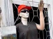 LORETO: ¿Ingenioso? Vecinos disfrazan a maniquí para espantar a delincuentes (VIDEO)