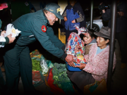 Por el Día de la Madre: Policía realiza operativo sorpresa y regala canastas a mamitas ambulantes en Huancayo