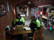 TURQUÍA: Todo un ejemplo, trabajadores de la basura crean biblioteca con libros que son desechados