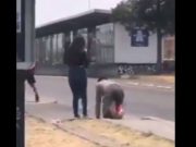 ¡Increíble! Mujer hace gatear a su pareja en la calle por cometer infidelidad