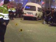 Padre de familia muere atropellado por extranjero que hacía piques en una combi