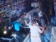 »No, señora, no quiero su dinero»: Sujeto asalta tienda pero rechaza dinero de ancianita