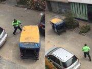 Delincuentes en mototaxi huyen tras pasar en medio de policía y patrullero